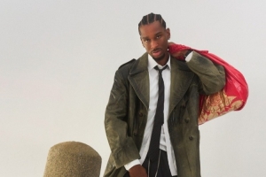 亚历山大：不爱出门但享受搭配衣服的时光 能在衣帽间试几个小时