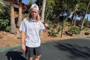 休闲时光！哈兰德社媒晒打高尔夫球照片