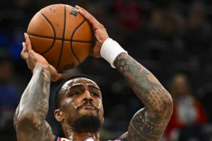 小卡：科林斯打4可以对位更高大球员 我们每个位置球员体型都不错