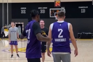 哥俩好！东契奇和范德比尔特队内训练时互换球衣