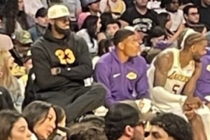 湖记：詹姆斯观战坐在了一张高椅子上 大概是为了缓解坐骨神经痛