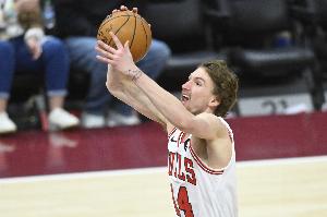 生猛牛犊！布泽利斯半场8中4&罚球5中5 砍下全场最高14分外加3板