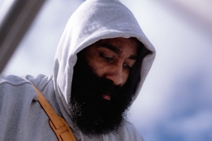 客战国王！快船晒登机照：小卡哈登穿卫衣亮相 科林斯耍酷