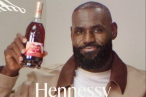 巅峰时刻 经典瓶身！轩尼诗发布詹姆斯出镜的广告 后者进行了转发