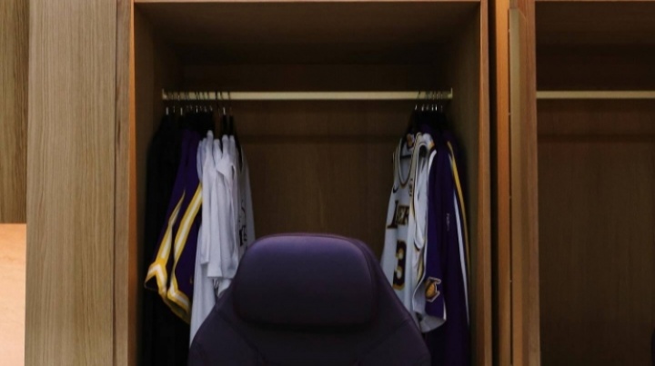 湖人新更衣室詹姆斯柜里挂浓眉3号球衣？是老詹的23号出现褶皱啦