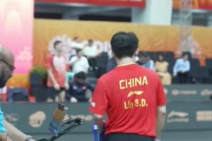 男团决赛：林诗栋首盘3-0战胜黄镇廷，中国队1-0领先中国香港