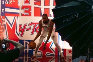 火箭队拍摄城市版球衣定妆照 邀请季票持有球迷到场互动