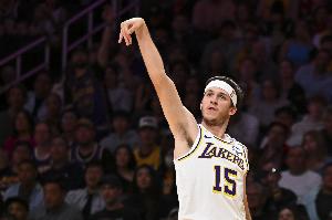 膝伤提前退赛！里夫斯10中7高效砍下21分3板3助1断1帽 5失误