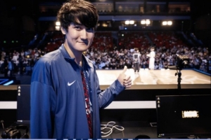 2020TES的羁绊！LOL官推晒Karsa幕后给JackeyLove比赞的照片