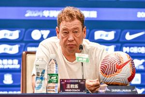 斯卢茨基：路易斯合练次数不多，但明天登场应该没有问题