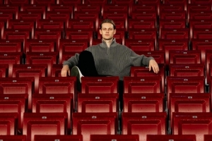 续约！德容社媒晒在诺坎普照片：不仅是俱乐部，更是大家庭