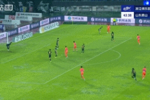 激情滑跪庆祝！黄政宇凌空弹射破门，收获泰山生涯第二球