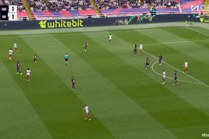 中锋阿劳霍！比赛最后10分钟，阿劳霍客串中锋顶在锋线位置