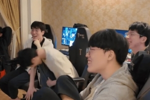 在研究对手吗？AL发布的复盘花絮背后电脑屏幕播放T1打CFO的比赛