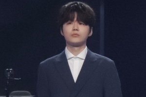 也别太恨了吧！豆瓣网友质疑腾竞做签：刘青松一直在低头找球