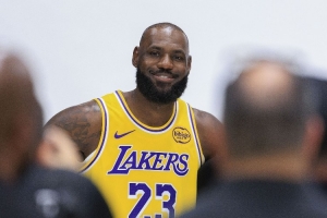 马健：詹姆斯新赛季场均出场30-35分钟 东契奇会让老詹数据下滑