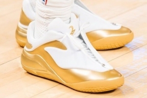 总冠军特别配色！亚历山大揭幕战上脚白金配色签名鞋