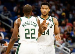米德尔顿：看到字母在篮下我眼前一亮 想着造他一个进攻犯规