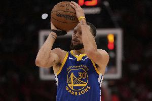 历史不足10次罚球砍下40+场数榜：库里51第一 乔丹第二 老詹第六