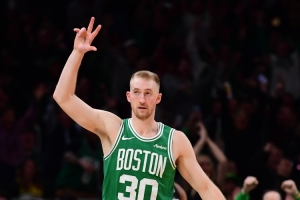 手感不错！豪泽全场三分10中6 得到18分3板1断1帽