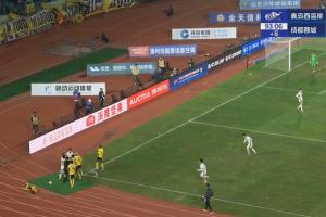 两队大规模冲突！补时阶段西海岸角球区护球，周定洋剪刀脚飞铲！