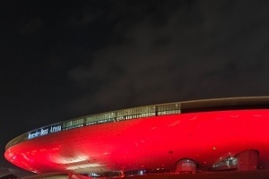 主持刘航晒梅赛德斯中心照为LPL应援：彩排结束 明天开怼！