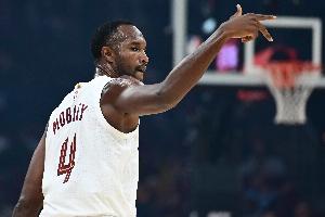 攻防兼备！莫布里10投5中砍下15分11篮板5助攻3盖帽 正负值+27