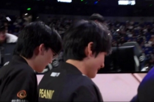 不想说再见！赛后镜头一直追踪Peanut：不断的像观众挥手致意