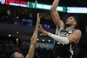 对他来说有点一般了！字母哥上半场11投7中拿到14分2板1助