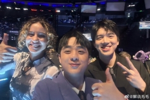 毛毛：跟大狗跑到隔壁解说台找laure合影 多年lec观赛老欧子认证