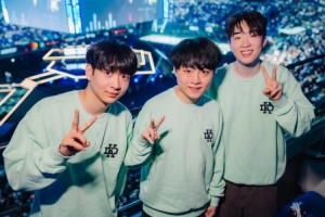 LOL官推晒DK三人组照片：看看谁来了！