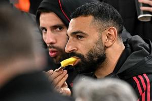 不用上班！对阵水晶宫比赛中，轮休的萨拉赫被拍到在场边吃菠萝