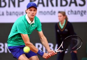 巴黎大师赛第二轮：辛纳2-0贝尔赫斯迎开门红，下轮对阵塞伦德罗