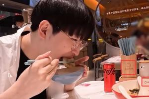 GEN也干了！GEN发布花絮  Duro探店小杨生煎 此前Bwipo场间食用遭让二最三