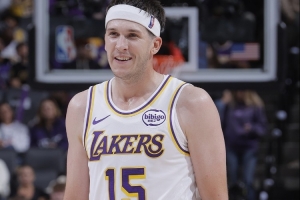 里夫斯生涯第三次在剩余2秒内投进制胜球 去年圣诞大战曾绝杀勇士