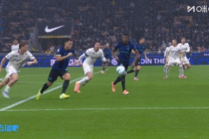 劳塔罗和埃斯波西托禁区先后倒地，裁判没有表示