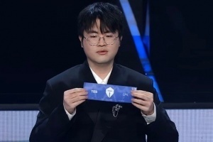 这也能喷？粉丝昏头怒喷姿态抽签：你这个臭手让t1一穿3 给blg打进了ktv