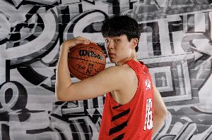 刘维伟：瀚森早上8点到球馆做力量训练 他和克林根非一组一起训练