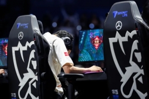 LOL官推分享水晶爆炸时Shanks捂脸的照片并配文：梦想破灭