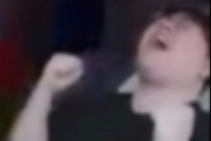 太激情了T1推掉AL基地 Wolf直播振奋双臂激情欢呼