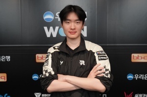 你是以为哥不会心系老东家吗？Rascal一边前线扛枪一边在粉丝群给KT加油