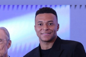 榜样！伊桑-姆巴佩祝贺哥哥领取欧洲金靴奖：为你骄傲