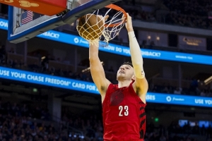 队记：克林根的前场板能赢得更多的进攻机会 对位艾顿时他也不差