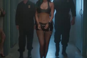 这是啥作品？凯莉-詹娜发预告片，被铐住双手带进监狱