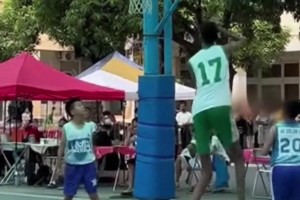 2米的小学生跟同龄人打篮球简直是降维打击
