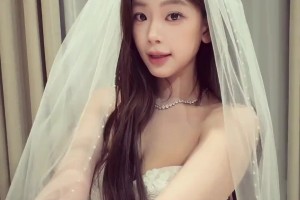 椰子身穿白色婚纱 真美啊