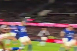 拉什福德此前错失超级大空门，维拉公园现场球迷不免惊声呐喊