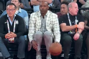 这么看来，霍华德对詹姆斯依旧是真爱啊！