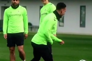 懂事的皇马女友默默换上了巴萨球衣，这才是好情侣