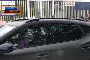 女友上下班接送妮可在巴萨训练结束后接回了亚马尔